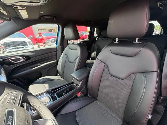 New 2026 Hydro Blue Pearl-Coat Exterior Paint Jeep Latitude image 9