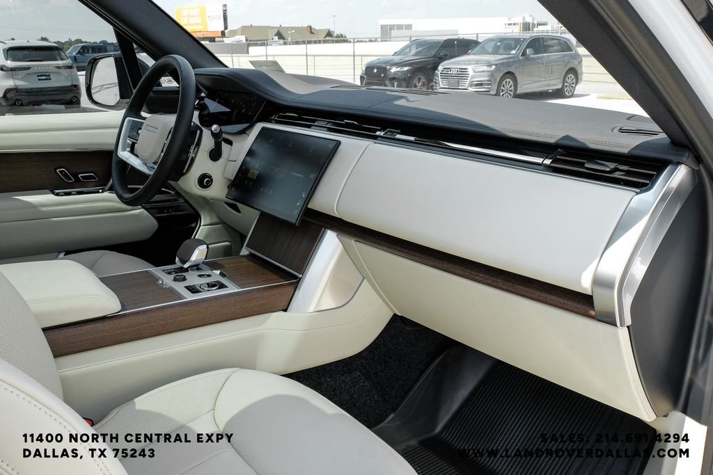 New 2027 Fuji White Land Rover SE image 10