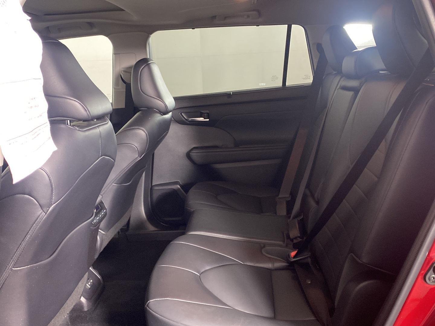 Used 2022 Pearl Toyota XLE image 27