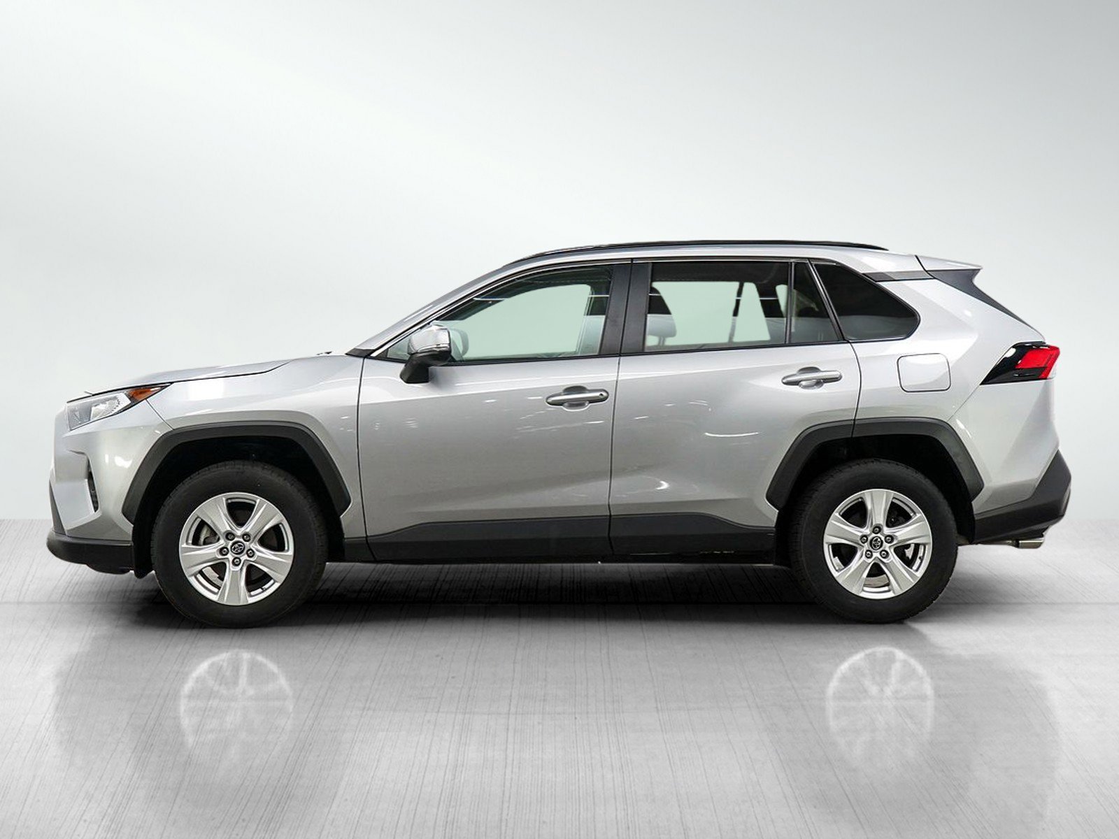 Used 2019 Toyota RAV4 XLE with VIN 2T3P1RFV0KW073662 for sale in Burnsville, Minnesota