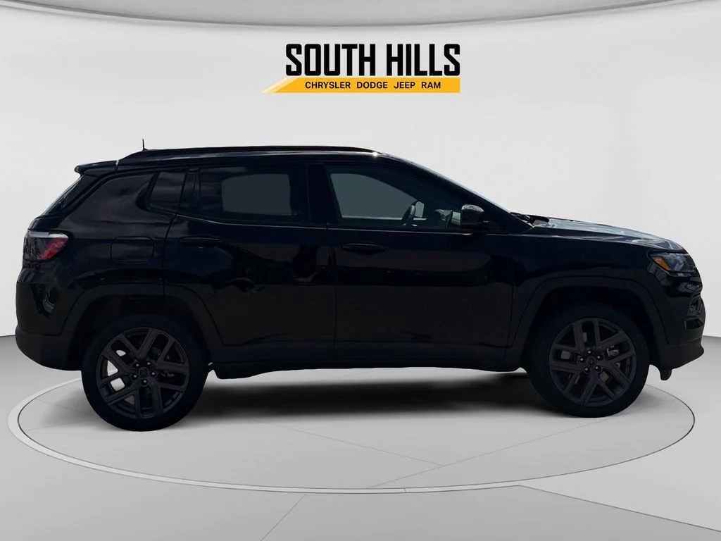 New 2026 Diamond Black Crystal Pearl-Coat Exterior Paint Jeep Limited image 6