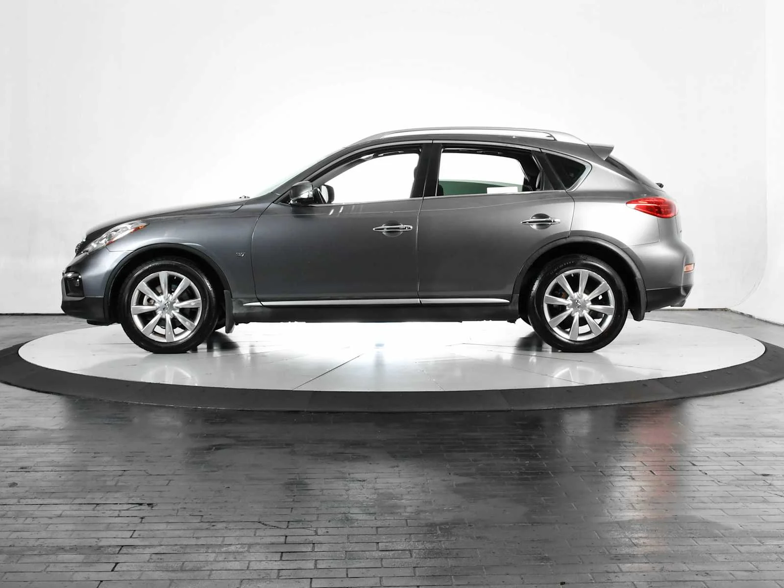 Used 2017 Graphite Shadow INFINITI  image 2