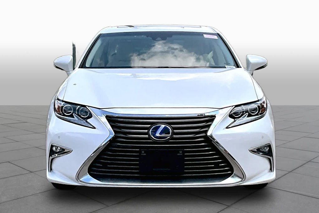 Used 2018 White Lexus 300h image 3