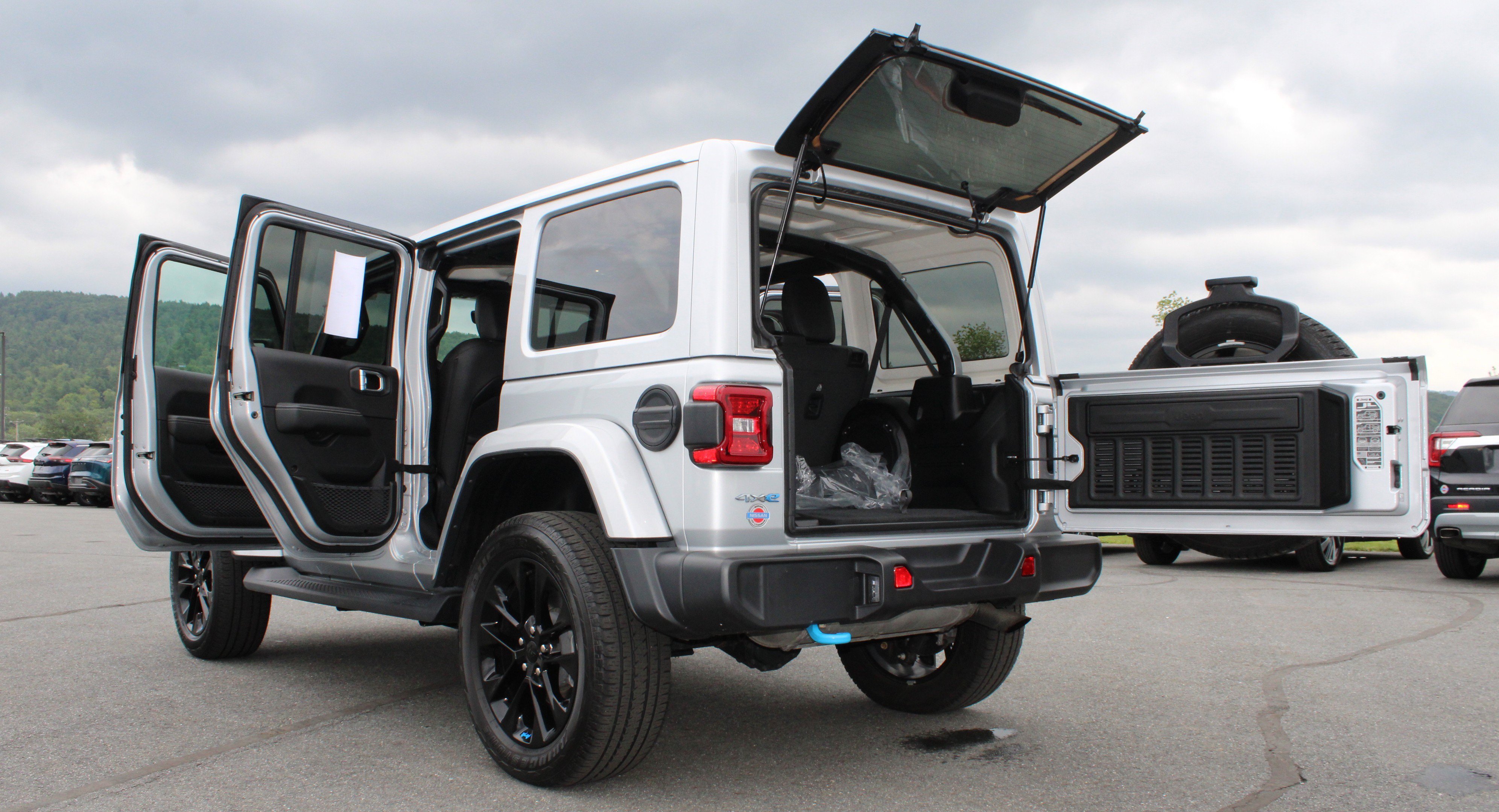 Used 2023 Silver Zynith Clearcoat Jeep Sahara image 16