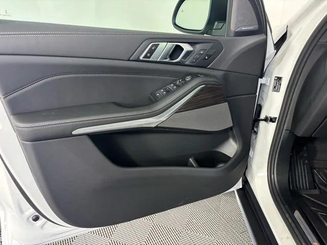 New 2026 Alpine White BMW xDrive40i image 15