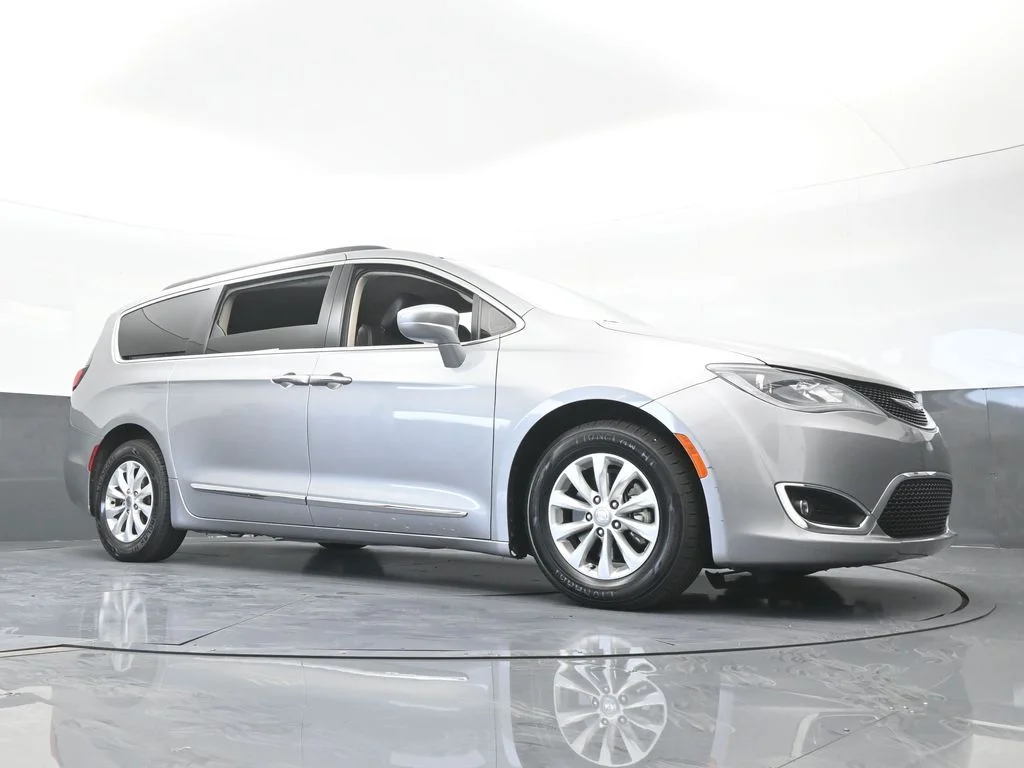 Used 2017 Billet Silver Metallic Clearcoat Chrysler Touring L image 62