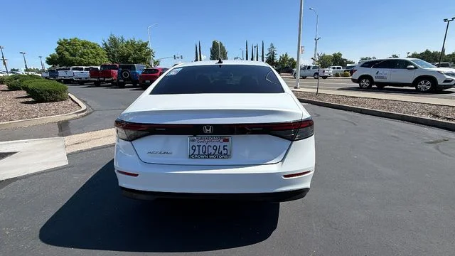 Used 2025 White Honda SE image 5