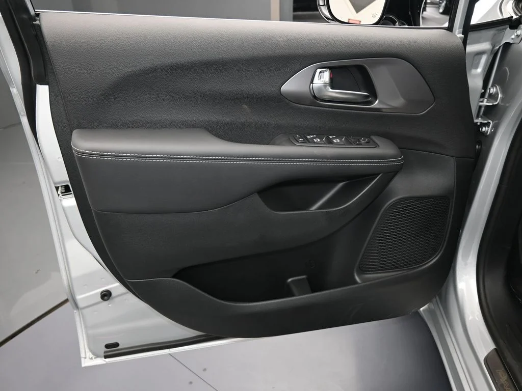 2026 Chrysler Voyager LX - Photo 11