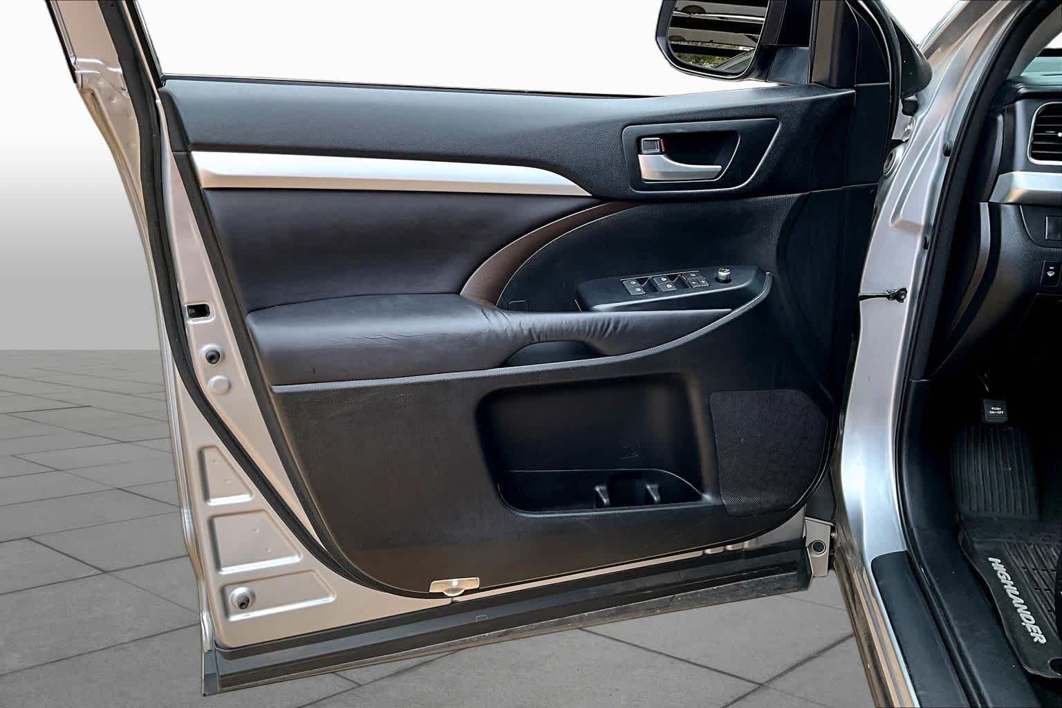 Used 2016 Silver Sky Metallic Toyota XLE image 25