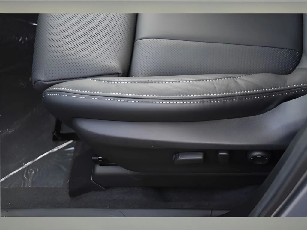 Used 2025 Ice Silver Metallic Subaru Limited image 26