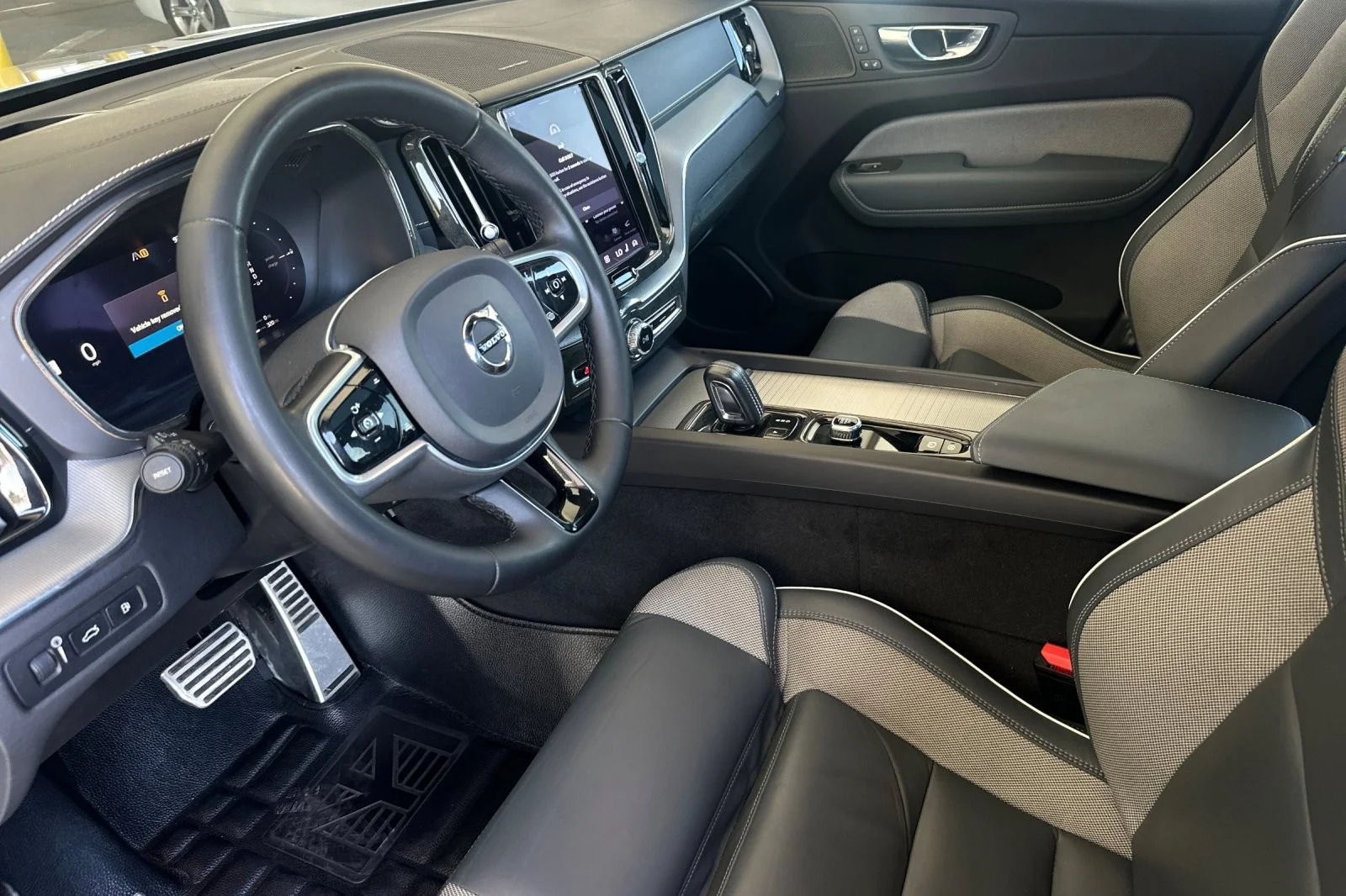 Used 2022 SILVER Volvo R-Design image 9