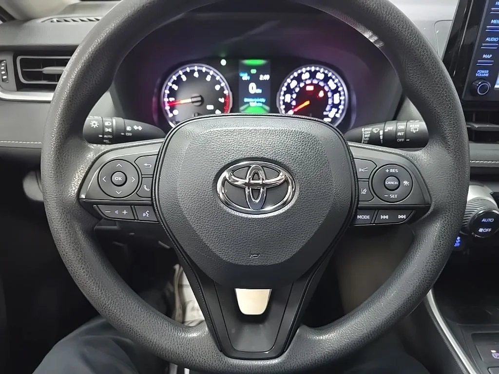 Used 2019 Silver Toyota XLE image 19