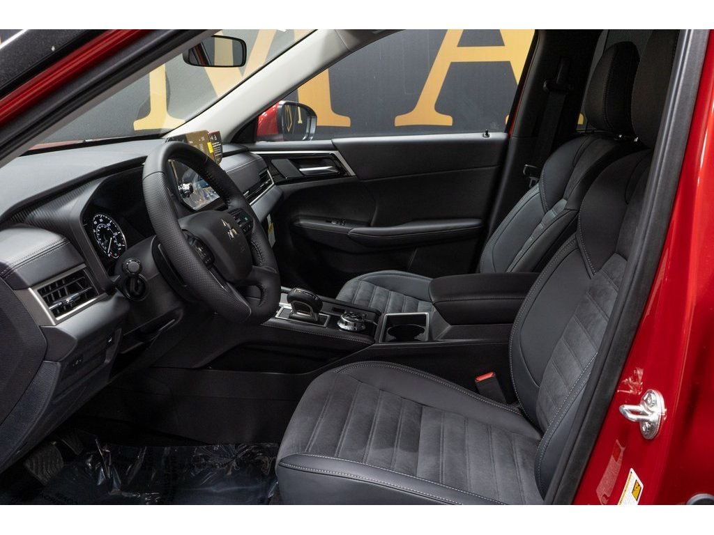 2025 Mitsubishi Outlander Plug-in Hybrid SE - Photo 14