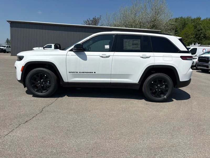 New 2026 Bright White Clear-Coat Exterior Paint Jeep Laredo image 6