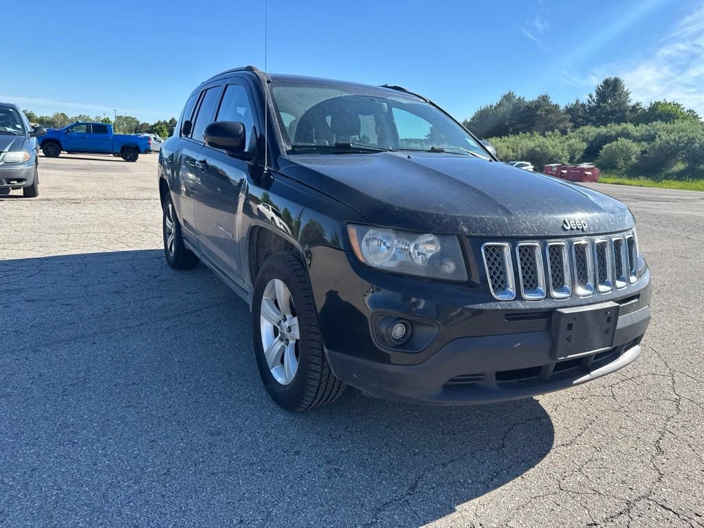 Used 2016  Jeep Latitude image 10