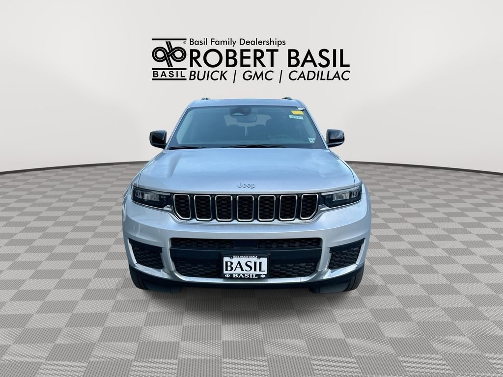 Used 2023 Silver Jeep Laredo image 3