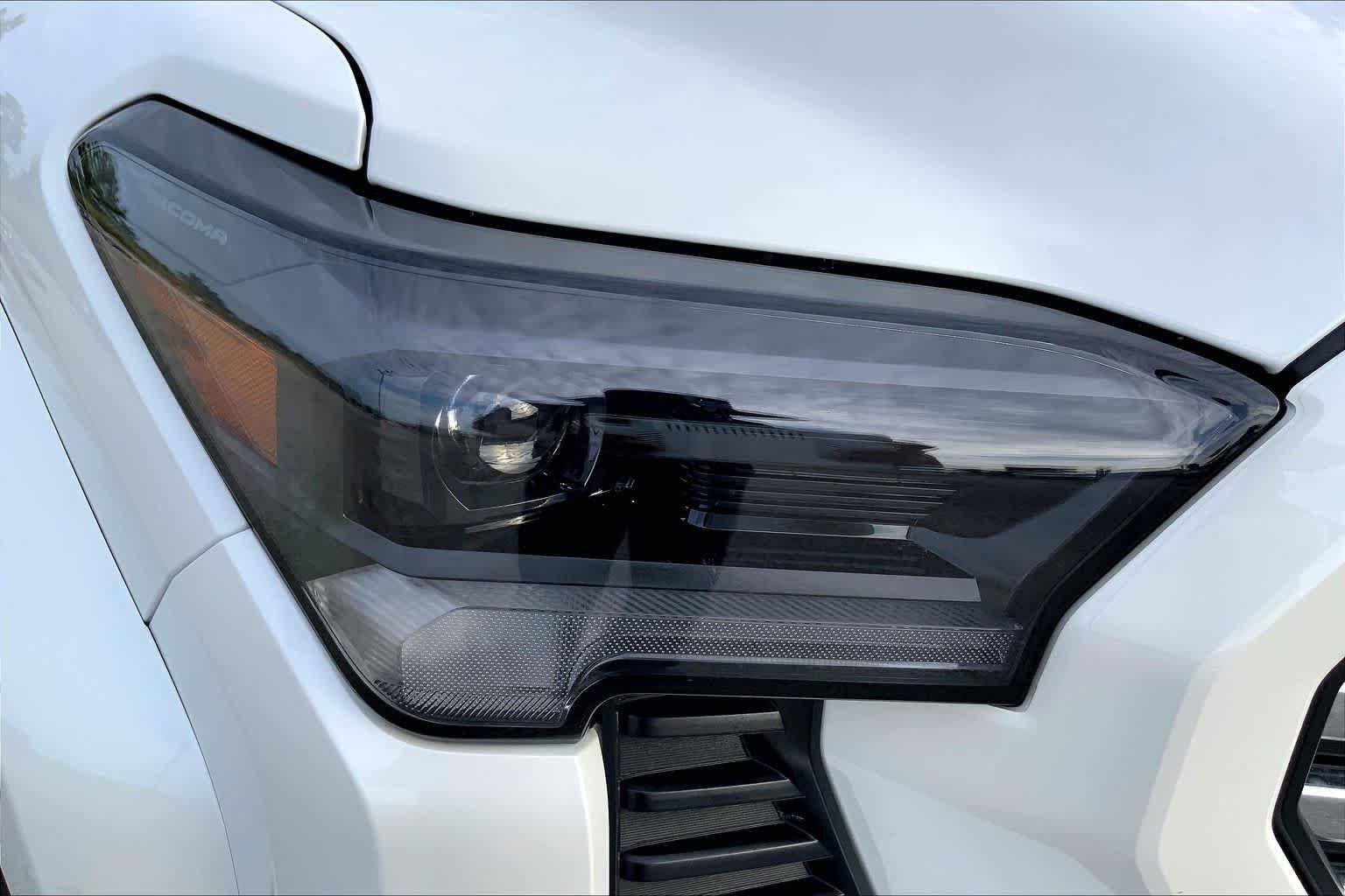 Used 2025 Wind Chill Pearl Toyota Limited Hybrid image 27