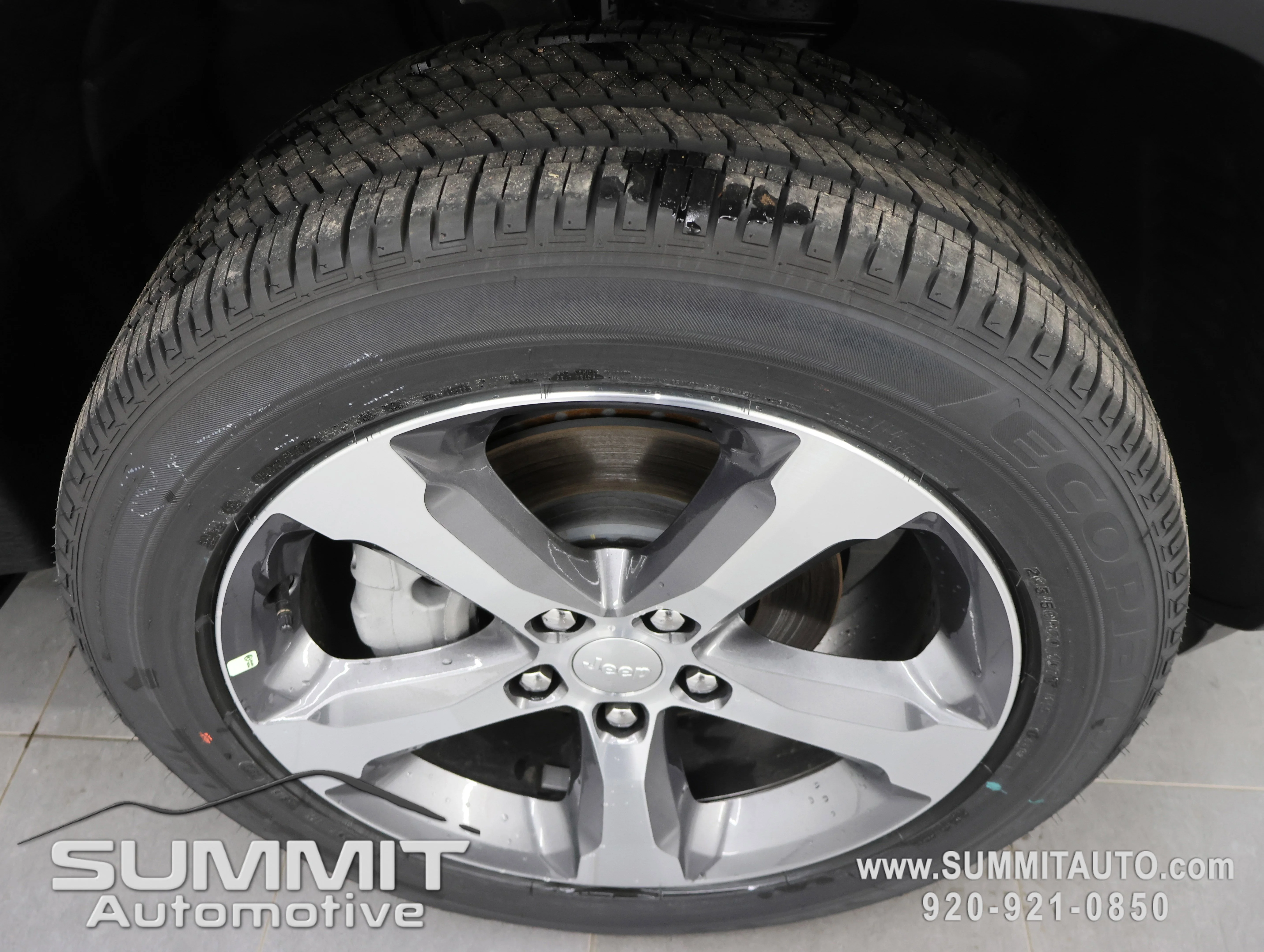 New 2025 Diamond Black Crystal Pearl-Coat Exterior Paint Jeep Limited image 3
