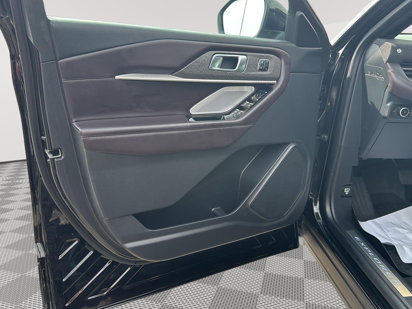 Used 2025 Agate Black Ford Platinum image 3