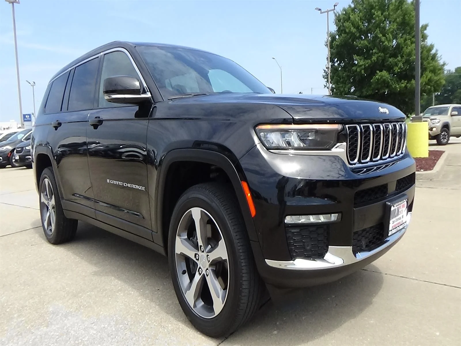 Certified Used 2025 Diamond Black Crystal Pearl Coat (pxj) Jeep Limited image 4