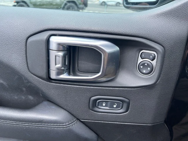 Used 2023 Black Jeep Altitude image 16