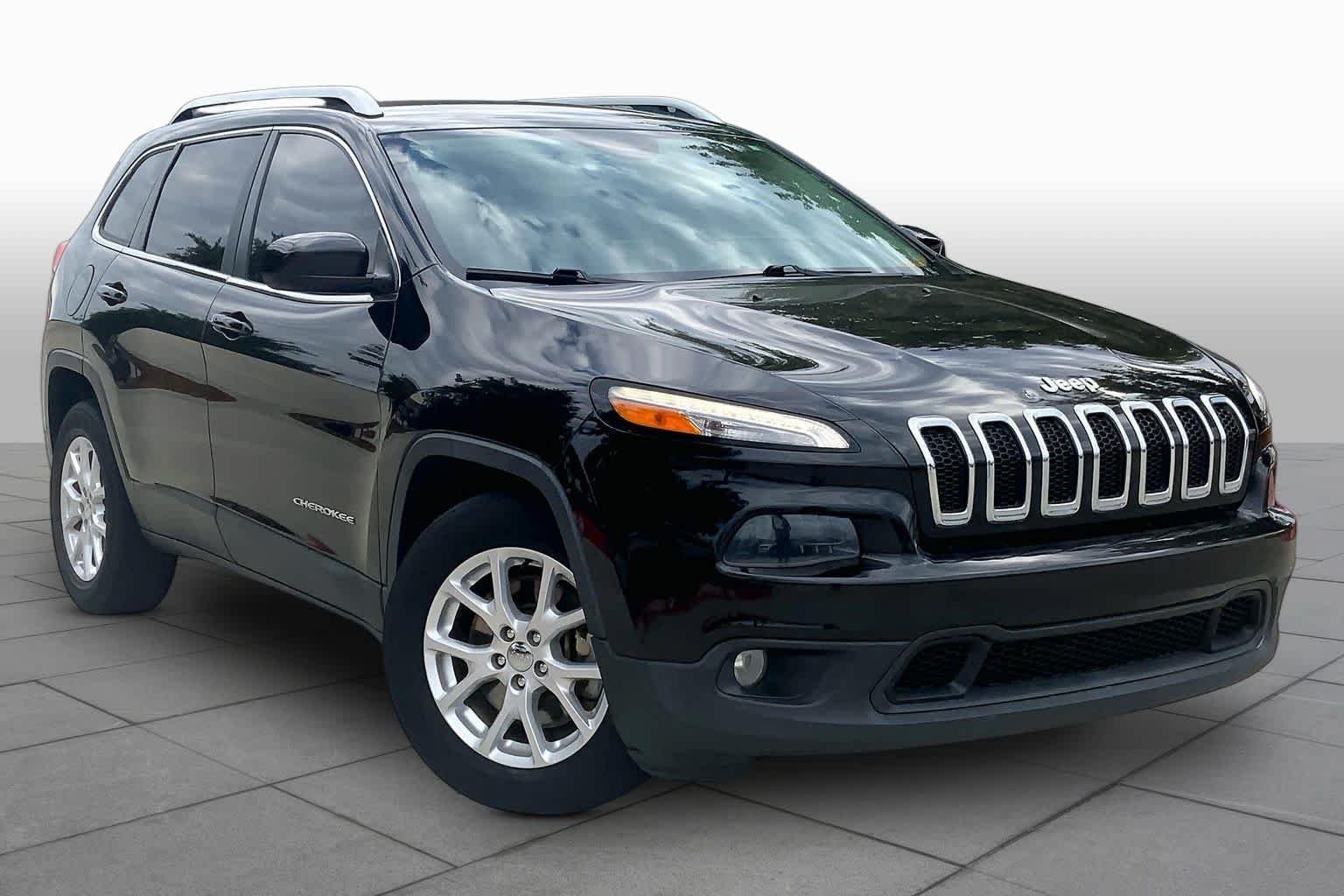 Used 2015 Brilliant Black Crystal Pearlcoat Jeep Latitude image 3