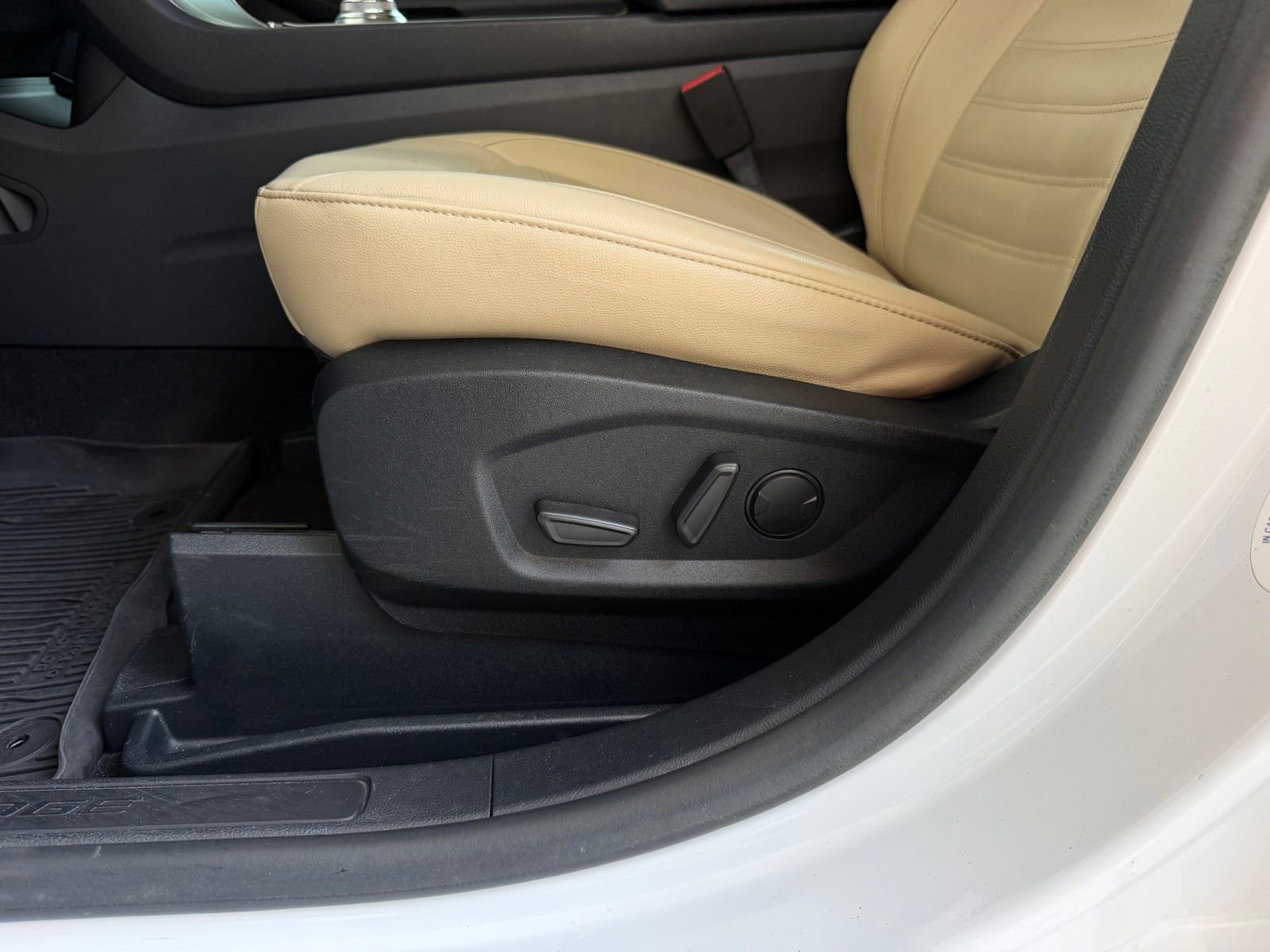 Used 2020 White Ford SEL image 10
