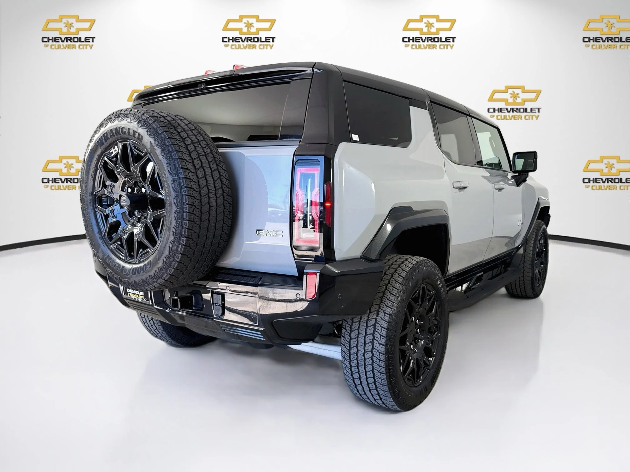 Used 2025 Meteorite Metallic (Grey) GMC 2X image 8