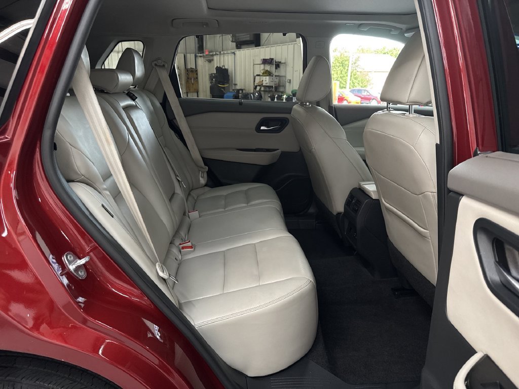 Used 2023 Scarlet Nissan SL image 17