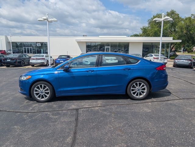 Used 2017 Lightning Blue Ford SE image 1