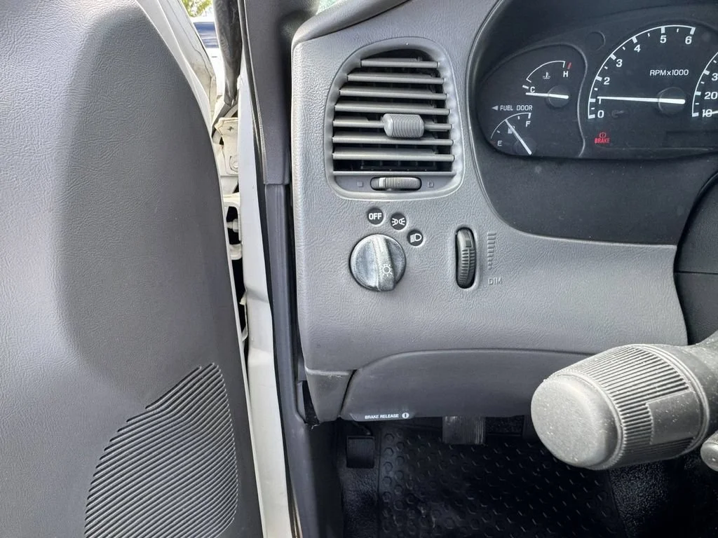 Used 2001 White Ford  image 28