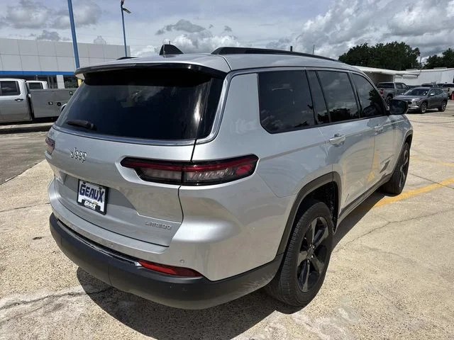 Used 2024 Silver Jeep Laredo image 8