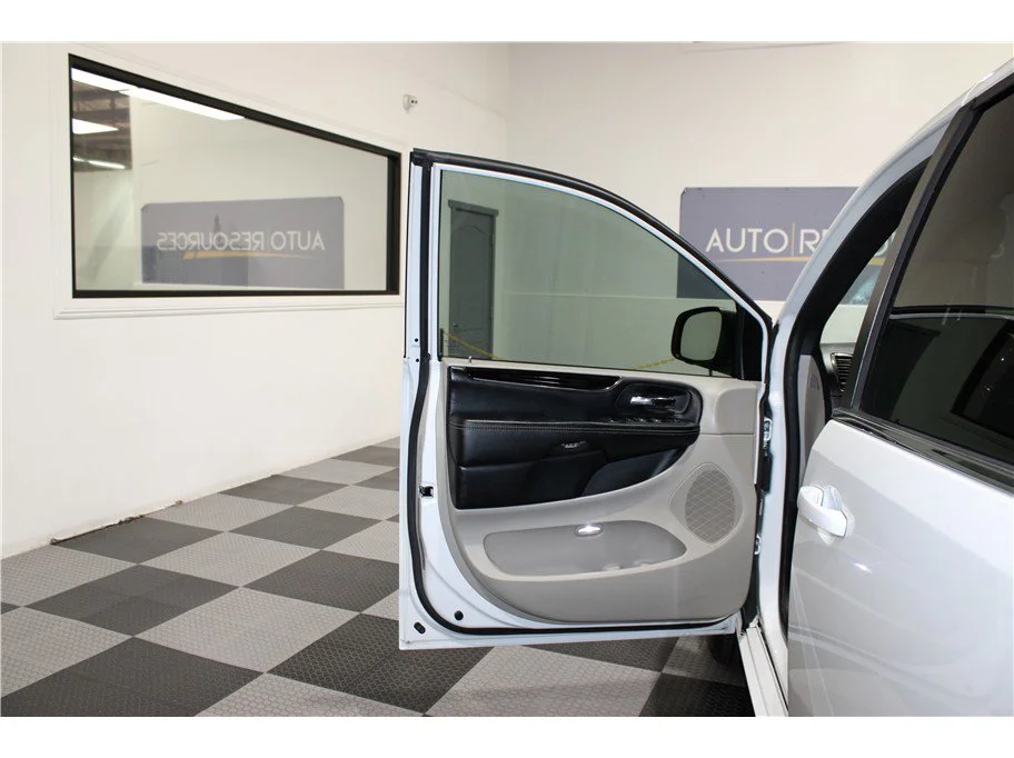 Used 2019 White Knuckle Clearcoat Dodge SXT image 11