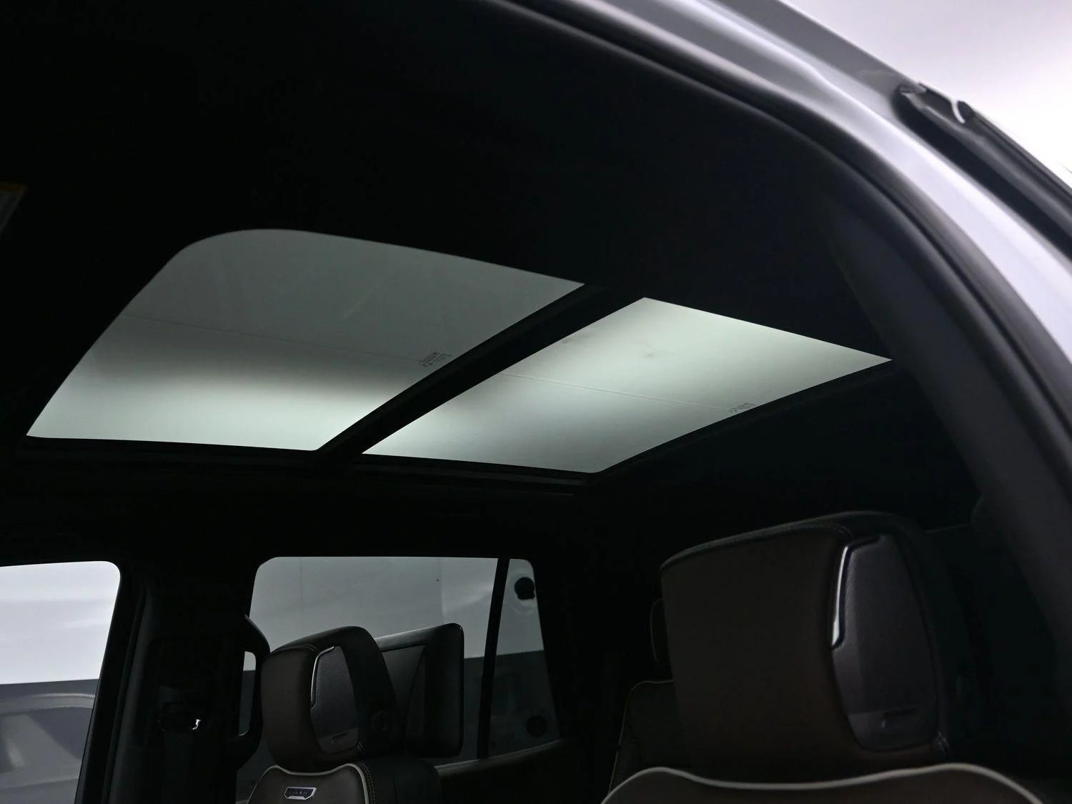 Used 2025 White Frost Tricoat GMC Denali Ultimate image 42