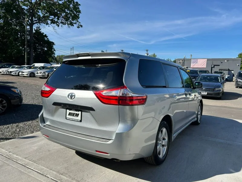 Used 2019 Silver Toyota L Minivan 4D image 26