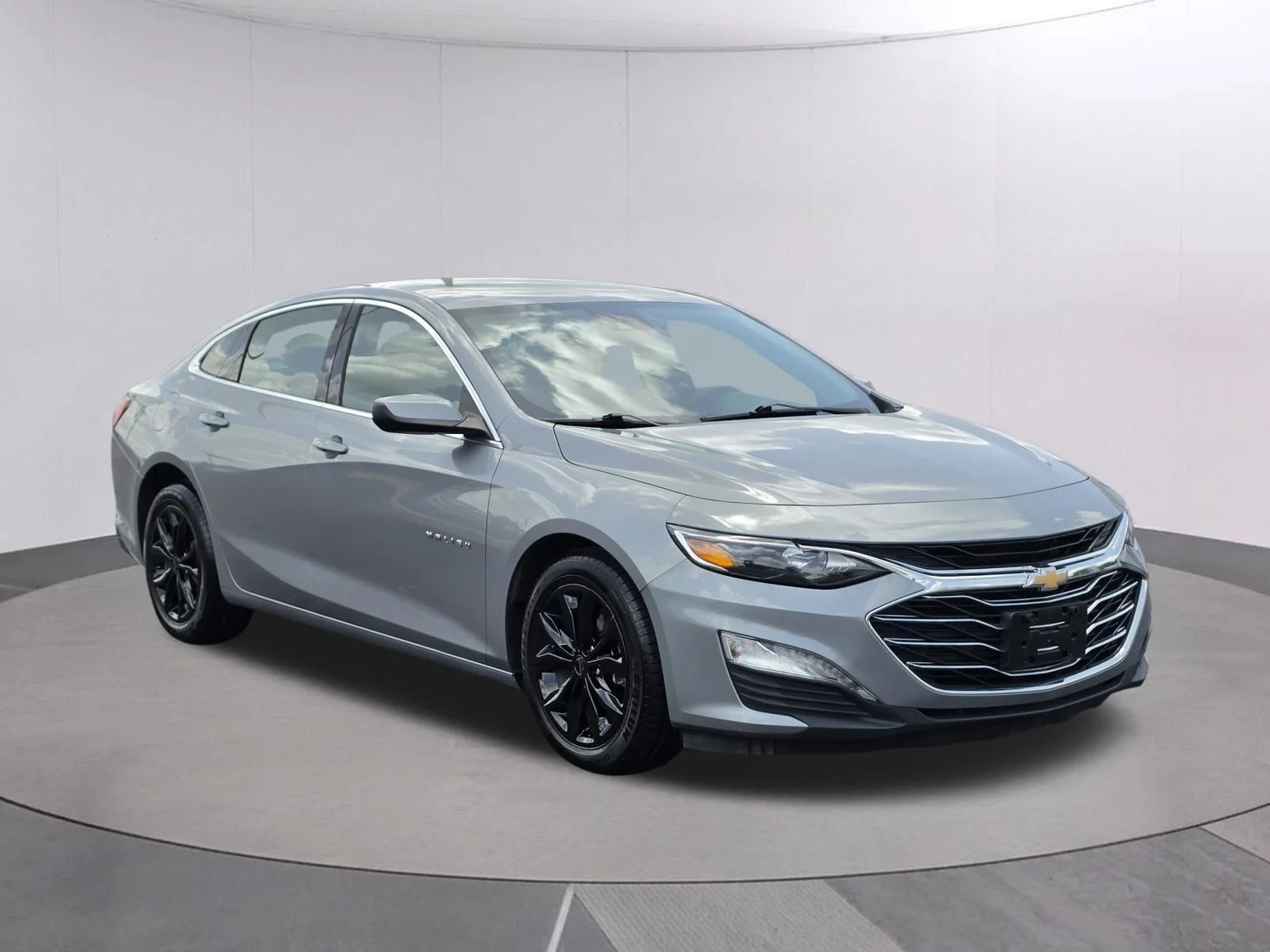 Used 2024 Sterling Gray Metallic Chevrolet LT image 4