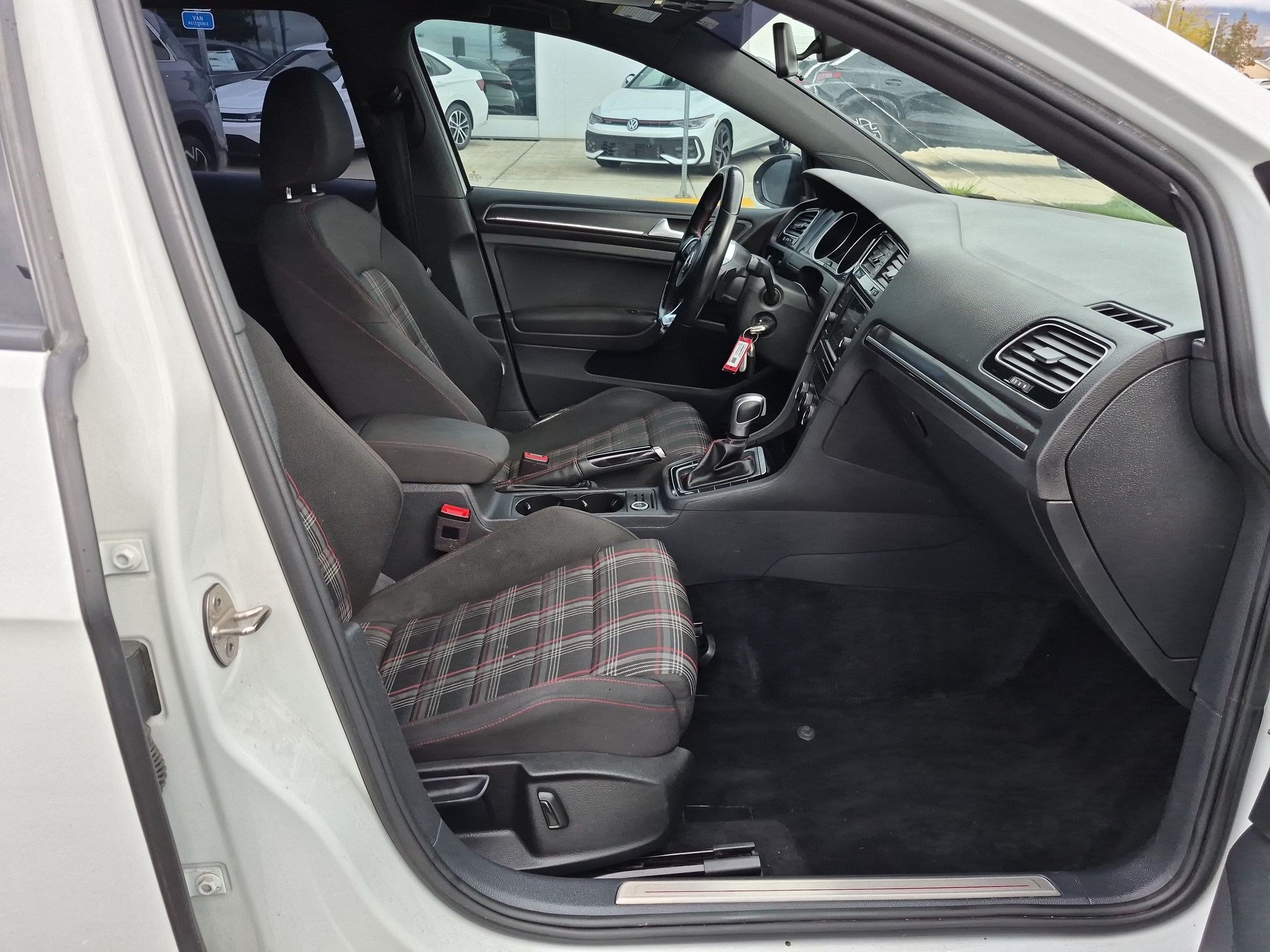 Used 2020 Pure White Volkswagen S image 28