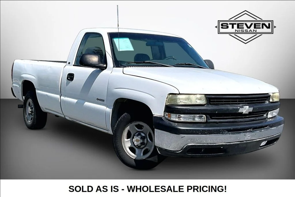Used 2002 White Chevrolet Base image 1