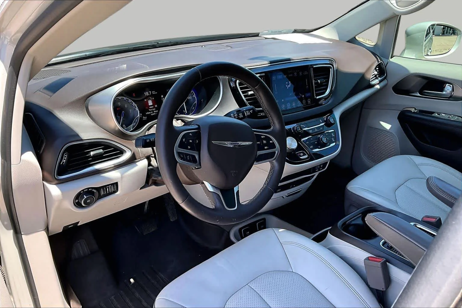 Used 2017 Tusk White Chrysler Touring-L Plus image 18