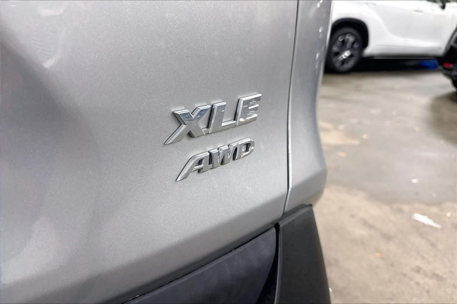 Used 2023 Silver Sky Metallic Toyota XLE Premium image 10