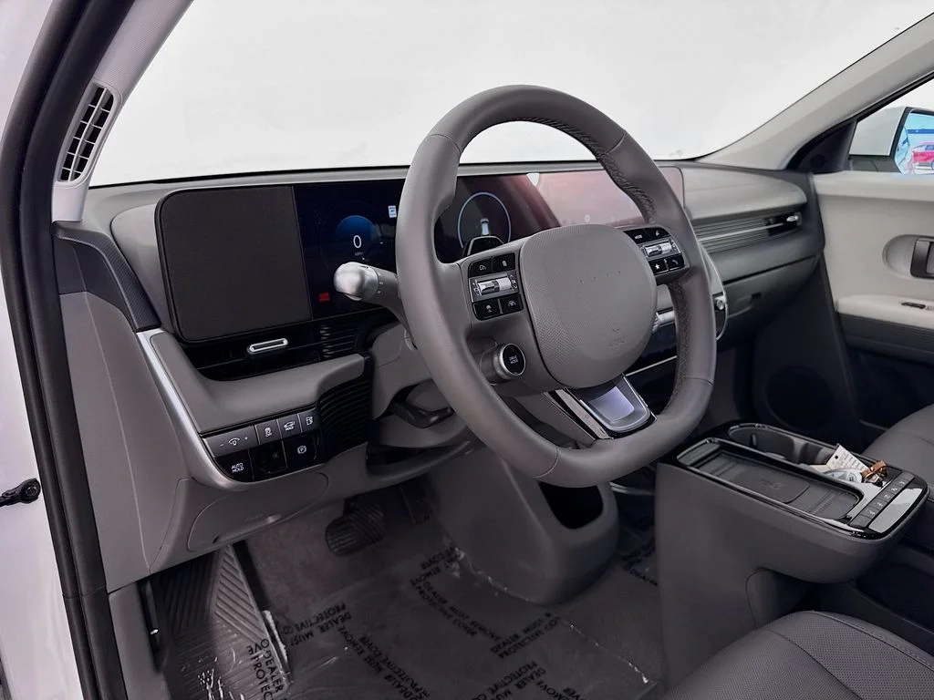 Used 2025 White Hyundai SEL image 9