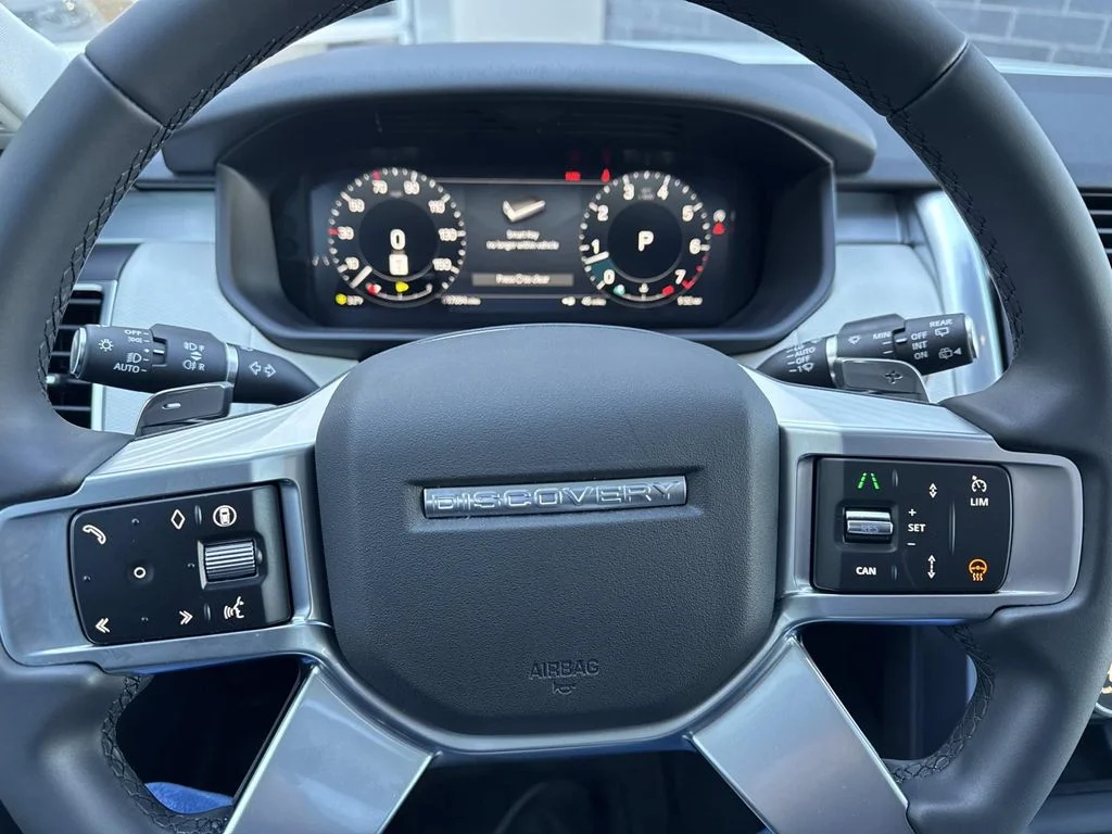 Certified Used 2025 White Land Rover Dynamic SE image 27