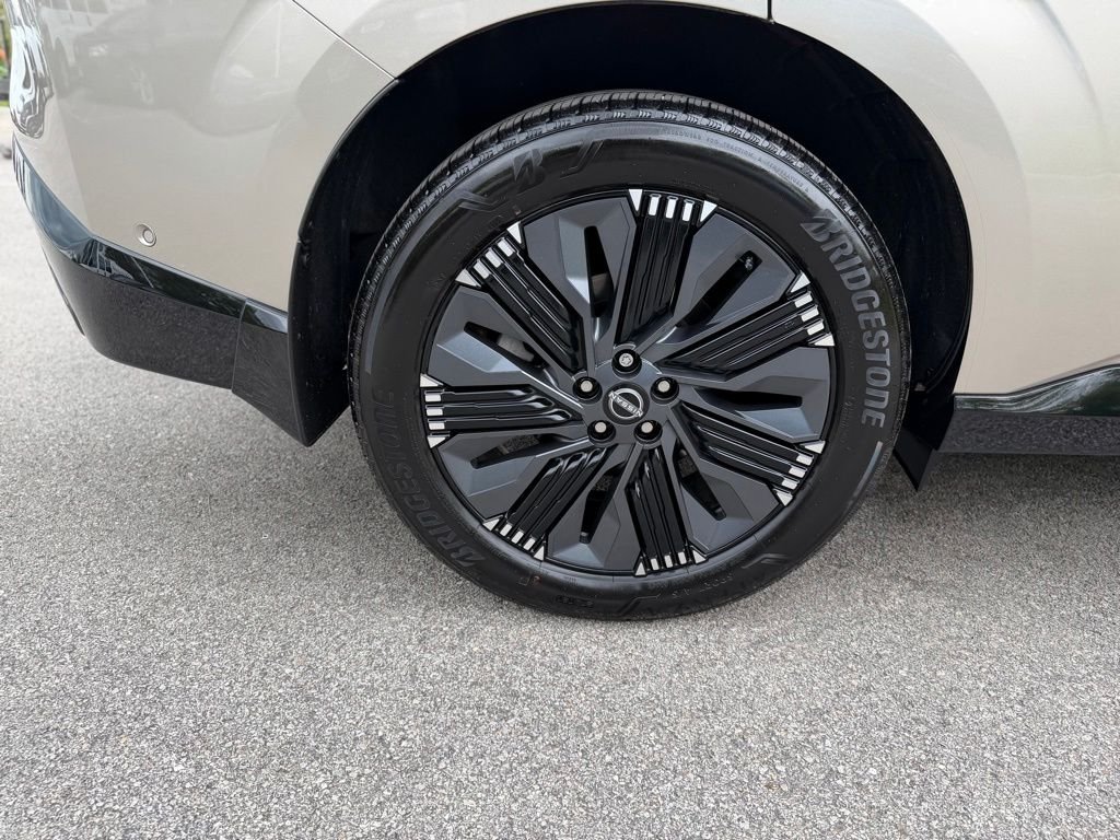 Certified Used 2025 Gold Nissan Platinum image 10