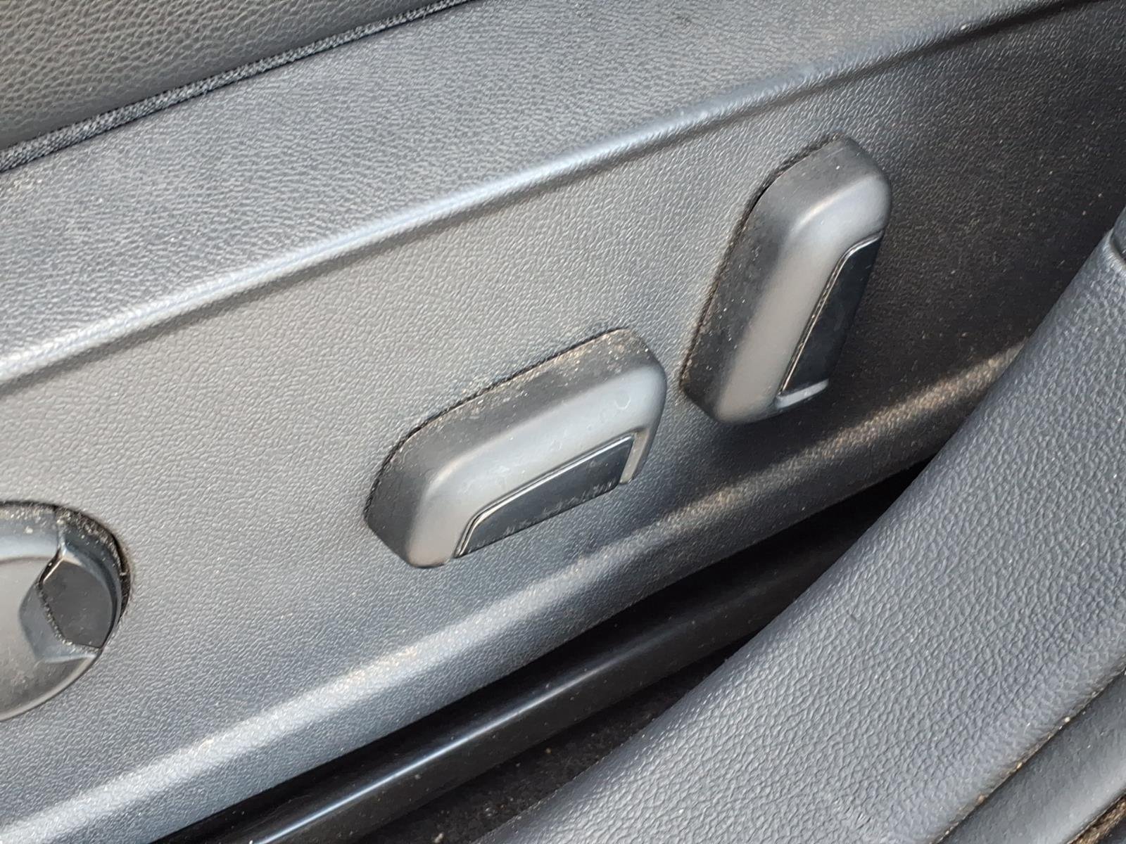 Used 2023 Pyrite Silver Metallic Volkswagen SE image 7