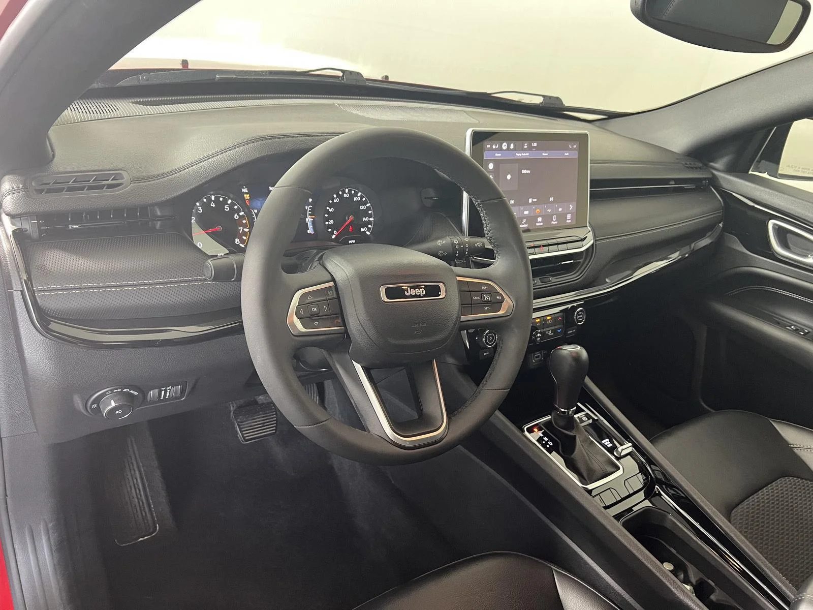 Used 2023  Jeep Altitude image 4