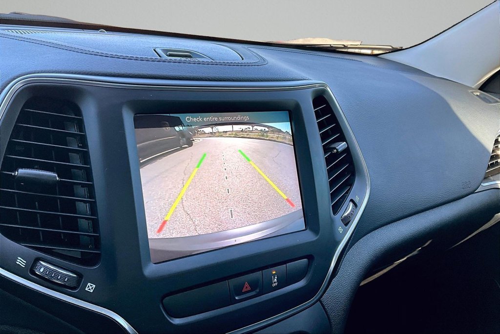 Used 2022 Black Jeep Latitude Lux image 21