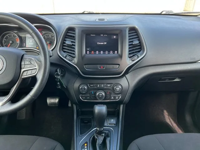 Used 2019 Diamond Black Crystal Pearlcoat Jeep Latitude image 19