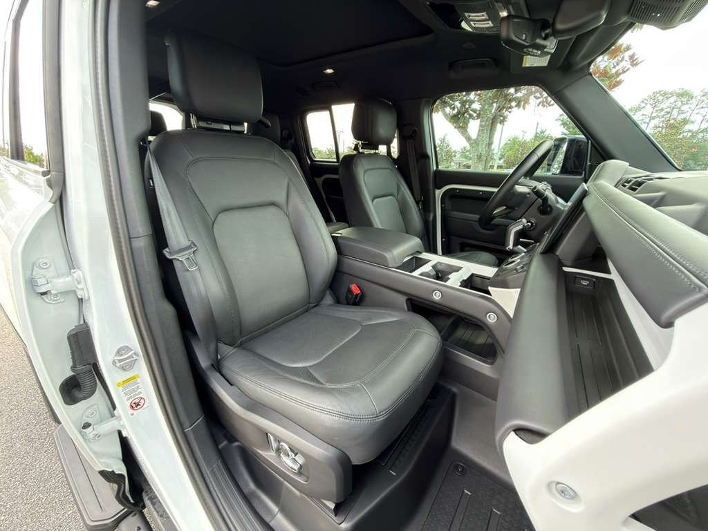 2025 Land Rover Defender X-Dynamic SE - Photo 25