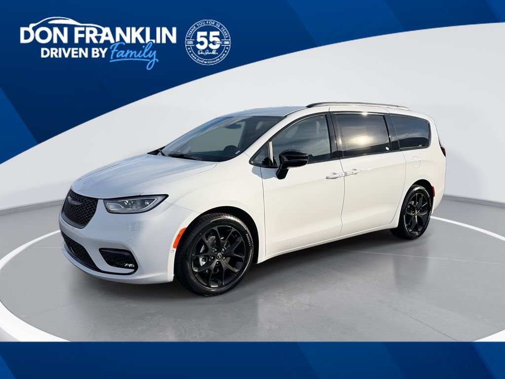 2026 Chrysler Pacifica Select's photo