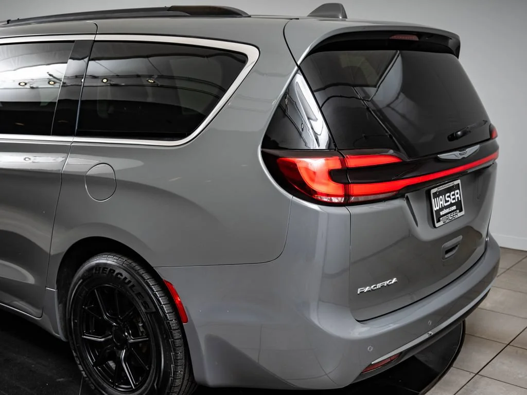 Used 2022 Ceramic Gray Clearcoat Chrysler Touring L image 18